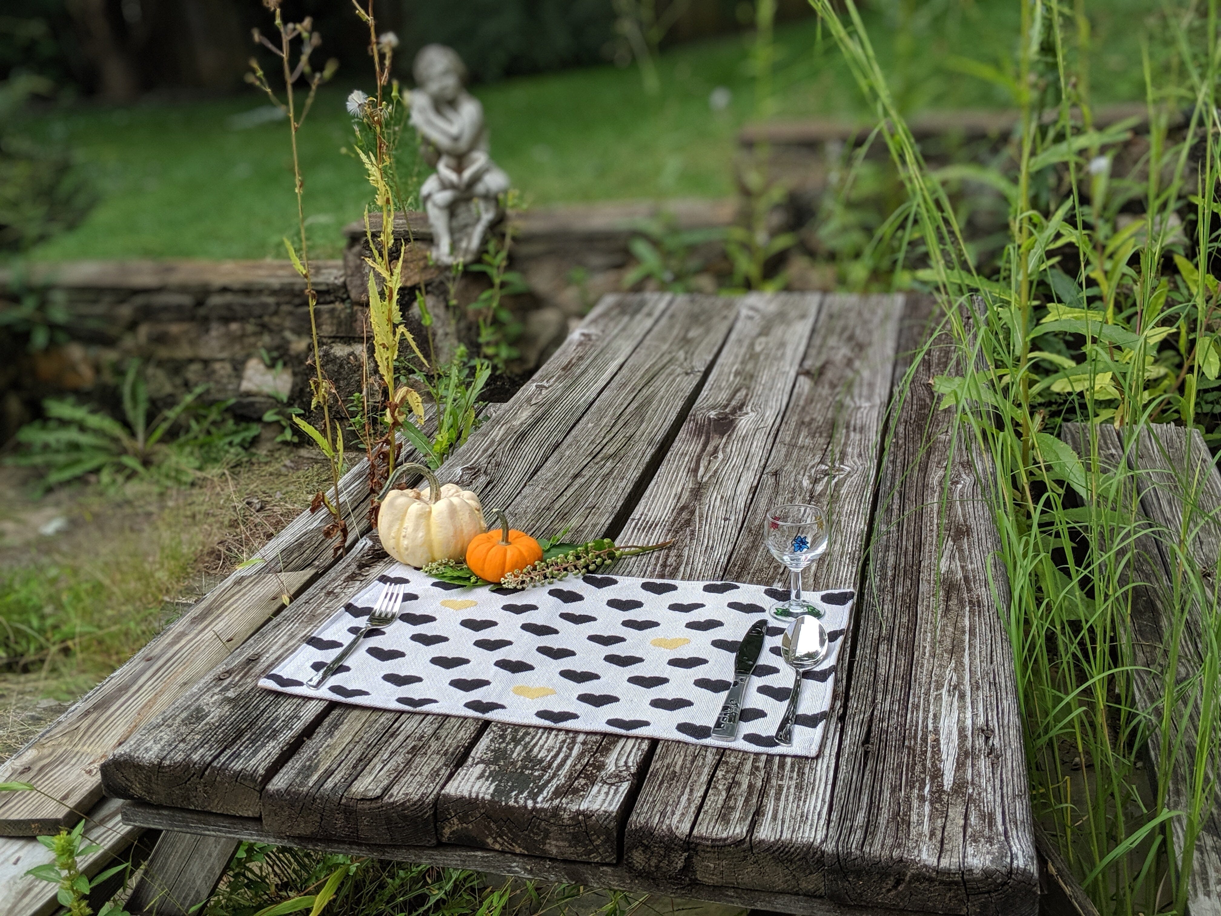 Set of 4-Pieces Lovely Yellow & Black Hearts Tapestry Dining Table Placemats 13" x 19" (18113)