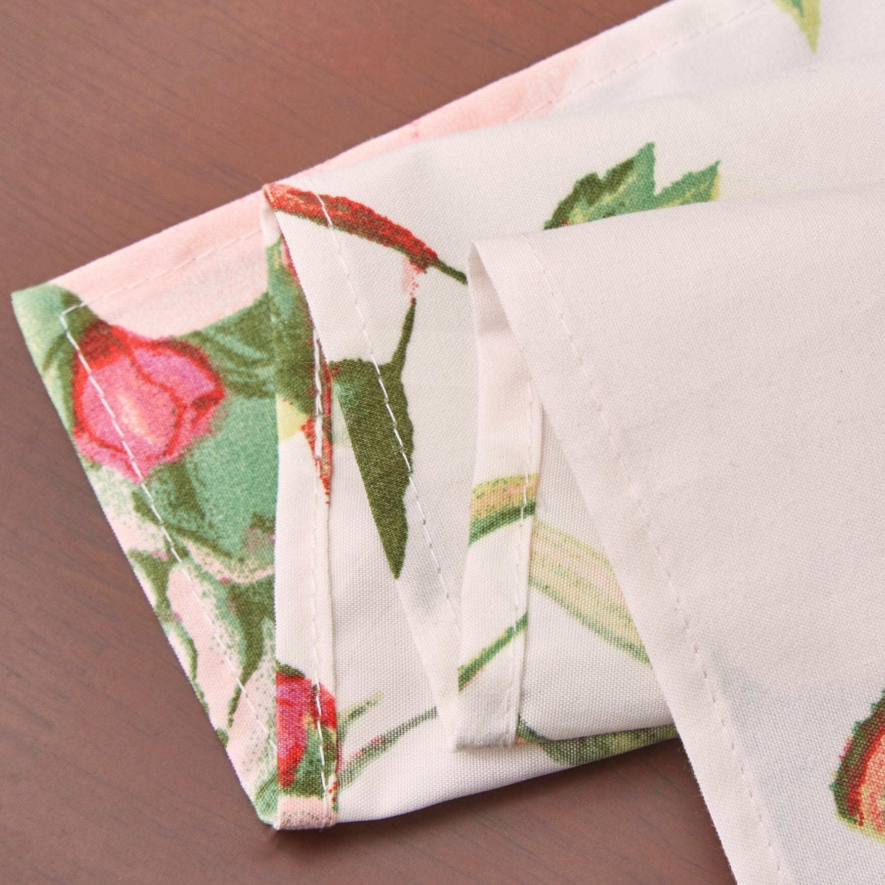 Set of 4-Pieces Romantic Roses Pink Floral Dining Table Napkins 18" x 18" (879)