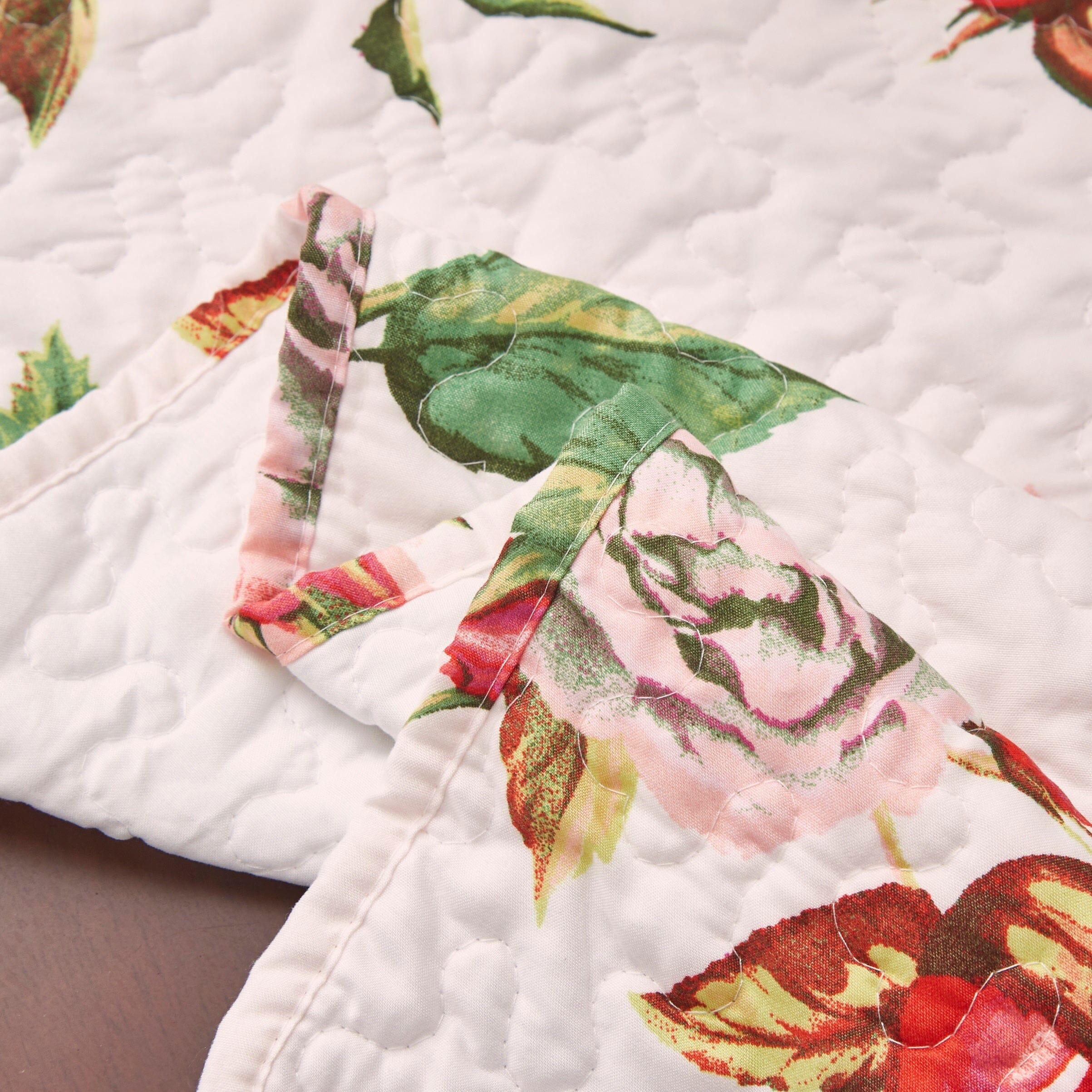 Romantic Roses Pink White Lovely Floral Quilted Dining Table Runner (879)